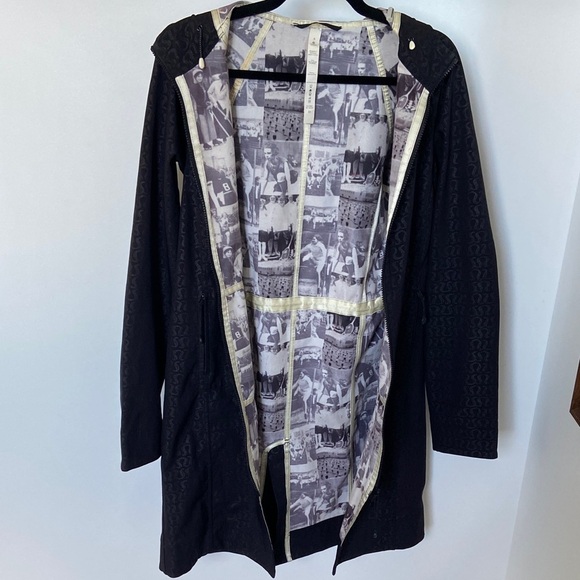 Lululemon Apres Yoga Black All Over Logo Jacket Rain Coat - Picture 16 of 16